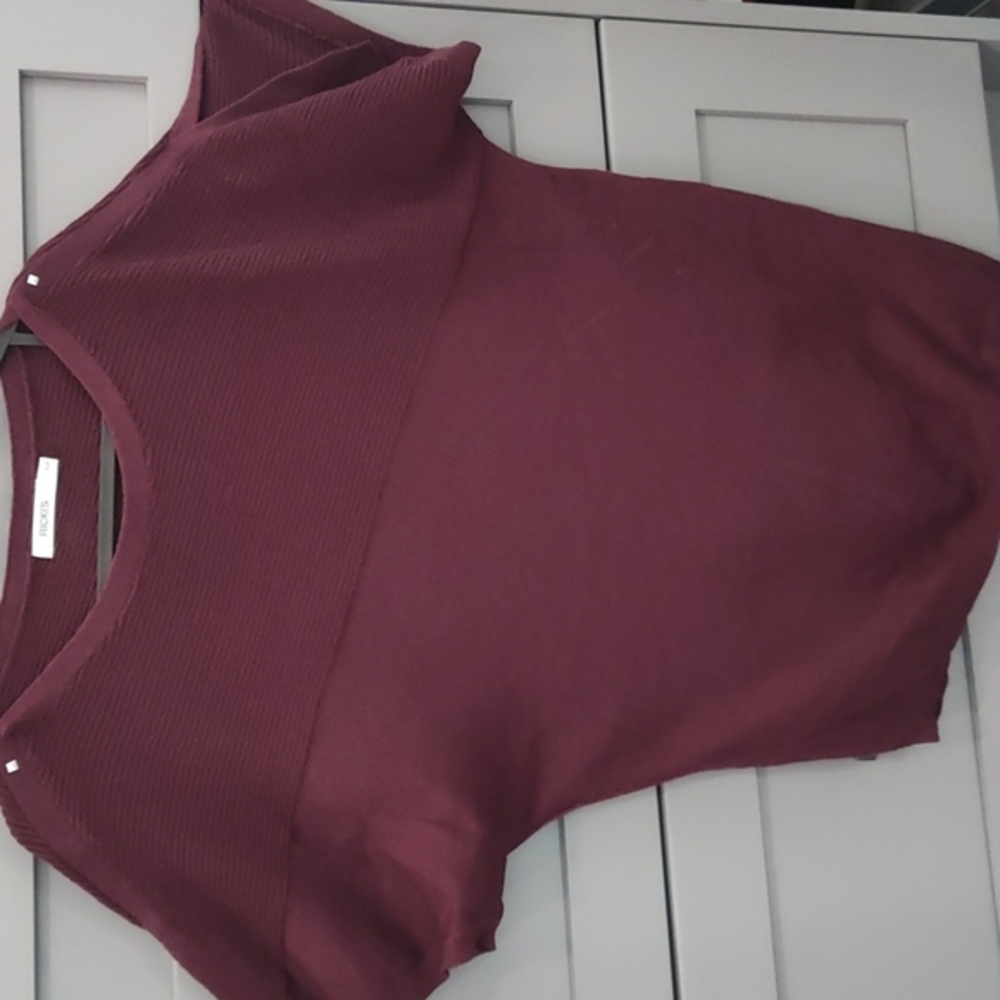 Wine coloured sweater with open arms